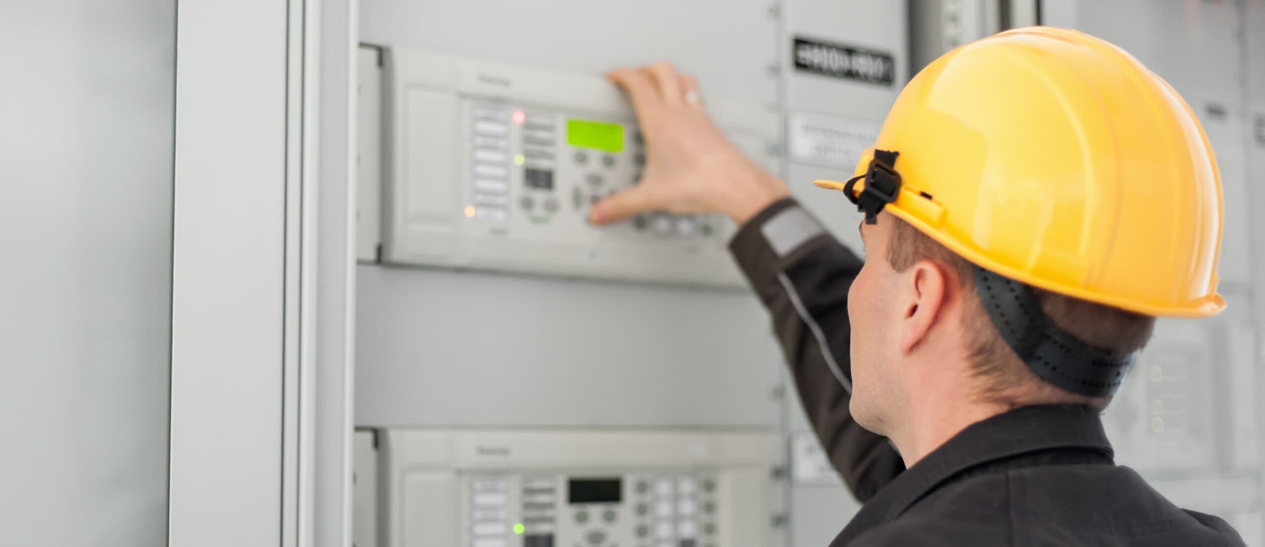 Techniker an Schaltanlage – Sanierung & Renovierung