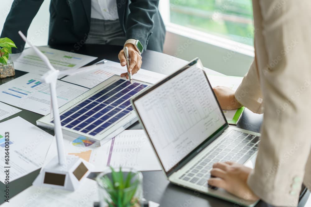 Vehículo eléctrico cargándose en estación de carga